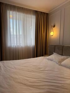 a bedroom with a large bed and a window at High Stay Suite Cluj in Floreşti