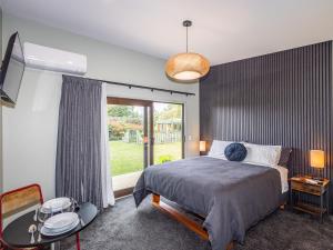 Katil atau katil-katil dalam bilik di Maungatapu Studio 1 - Ohakune Holiday Home