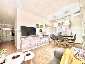 a living room with a television and a dining table at Casa tradicional Torrevieja in Torrevieja