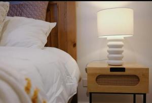 Postel nebo postele na pokoji v ubytování BW109 - Brickworks Stunning 1 bed apartment with FREE Parking