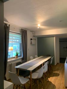 a dining room with a table and chairs at Ferienhaus Erlebnishof Reekenfeld mit 6 Schlafzimmern in Reekenfeld