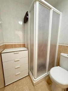 łazienka z prysznicem i toaletą w obiekcie Suite Maimonides Fuengirola w mieście Fuengirola