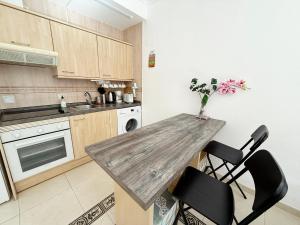 Kuchnia lub aneks kuchenny w obiekcie Suite Maimonides Fuengirola