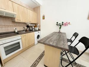 Kuchnia lub aneks kuchenny w obiekcie Suite Maimonides Fuengirola