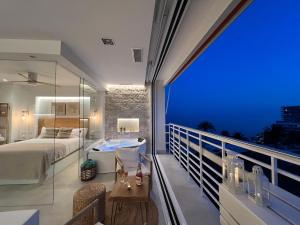 Un dormitorio con una cama y un balcón con vistas. en NATuRaL BEACH HOME, en Torremolinos 34 fotos más
