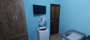 a bathroom with a fan on top of a toilet at CASA DE HOSPEDAGEM PARATY 10 MINUTOS DO CENTRO COM OPÇÕES DE CAFÉ da MANHÃ in Paraty