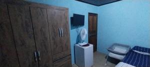 a bedroom with a bed and a toilet and a cabinet at CASA DE HOSPEDAGEM PARATY 10 MINUTOS DO CENTRO COM OPÇÕES DE CAFÉ da MANHÃ in Paraty +37 photos