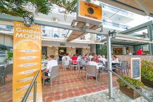 Reštaurácia alebo iné gastronomické zariadenie v ubytovaní Golden Moon