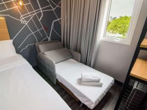 Postel nebo postele na pokoji v ubytování ibis Curitiba Batel