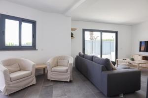 アルブフェイラにあるVilla Soares - Centro Albufeira - For Families - BY BEDZYのリビングルーム(ソファ、椅子2脚付)