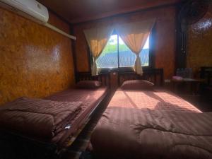 Giường trong phòng chung tại Bann Koh Pu Homestay