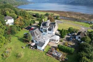 una vista aérea de una gran casa en un campo en Rhumhor House, en Carrick