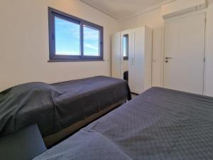 アルブフェイラにあるVilla Soares - Centro Albufeira - For Families - BY BEDZYのベッド2台と窓のある寝室 +31枚の写真