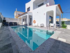アルブフェイラにあるVilla Soares - Centro Albufeira - For Families - BY BEDZYの白い家の前のスイミングプール