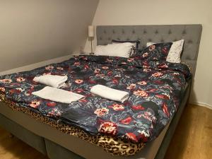 DR ÅSA Rooms in Kallfors, Järna, south Stockholm, near Golf, Ytterjärna Concerts & the Baltic Sea Beach客房内的一张或多张床位