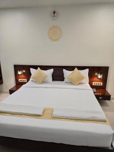 Ένα ή περισσότερα κρεβάτια σε δωμάτιο στο Hotel Itagi Square Vijapura