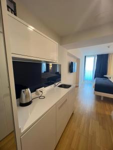 バトゥミにあるSpend Your Time in Batumi in Orbi City N3のキッチン(シンク付)、ベッドルーム(ベッド付)