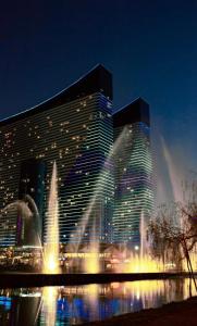 バトゥミにあるSpend Your Time in Batumi in Orbi City N3の噴水のある大きな建物