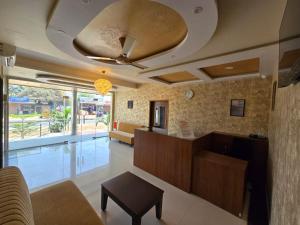 Bazén v ubytování Hotel Itagi Square Vijapura nebo v jeho okolí