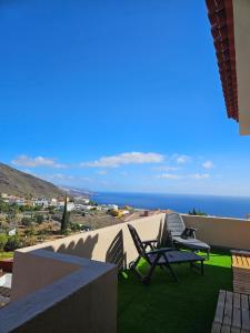 a balcony with chairs and a view of the ocean at La Casita de Don Honorio in Candelaria