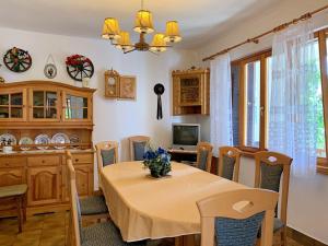 TV a/nebo společenská místnost v ubytování Apartments Volaric