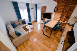 a living room with a couch and a table at Gorski Elegance 2 in Zlatibor