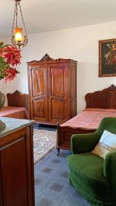 een slaapkamer met een bed en een grote houten kast bij Imperial in Lauro de Freitas