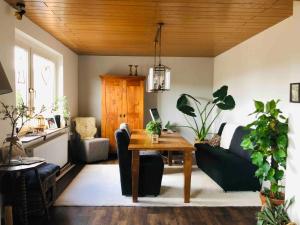 a living room with a table and some plants at Dalhausen, Am Schönste Aussicht in Beverungen