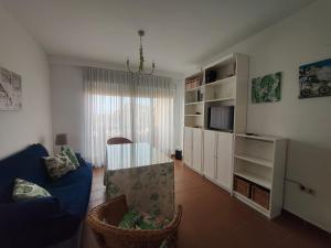 a living room with a blue couch and a table at La casa del verano in Isla Cristina