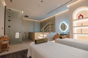 una camera d'albergo con due letti e una scala di The Muse a Doha