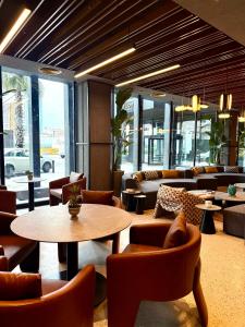 a lobby with couches and tables and chairs at Cityloft 147 in Istanbul