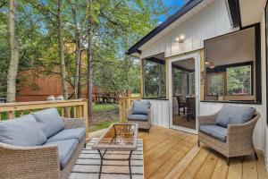 O zonă de relaxare la Luxury Hot Tub Game Room and More