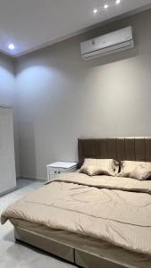 Postel nebo postele na pokoji v ubytování منتجع و شالية المنيره