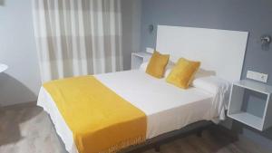 Posteľ alebo postele v izbe v ubytovaní Apartamentos Harmonia