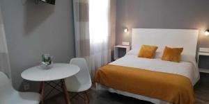 Posteľ alebo postele v izbe v ubytovaní Apartamentos Harmonia