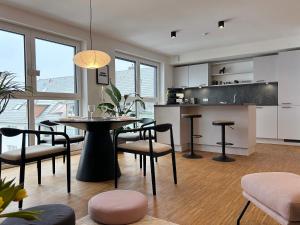 Η κουζίνα ή μικρή κουζίνα στο neues modernes Dachgeschossloft nähe Zentrum Uni Messe