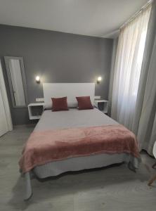 Posteľ alebo postele v izbe v ubytovaní Apartamentos Harmonia