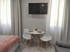 Televízia a/alebo spoločenská miestnosť v ubytovaní Apartamentos Harmonia