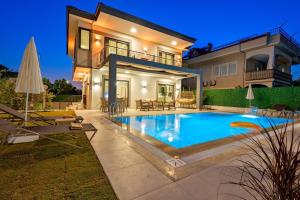 Kolam renang di atau dekat dengan Luxury Villa in the Center of Fethiye - Ezel Hanım
