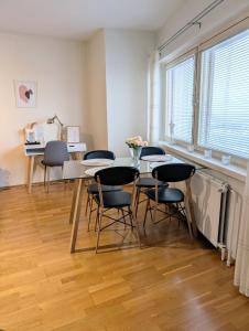 una sala da pranzo con un tavolo e sedie in una stanza di 18 - Cozy apartment with view, top 7th floor a Kemi