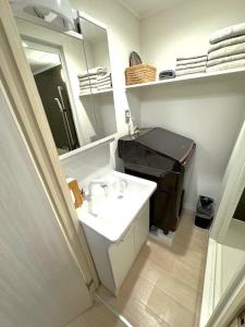 une salle de bain blanche avec un lavabo et un miroir dans l'établissement K2 square 704, à Nagoya