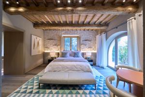 Ένα ή περισσότερα κρεβάτια σε δωμάτιο στο CHARMING APARTMENTS IN FARMHOUSE and DELUXE ROOMS