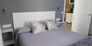 Posteľ alebo postele v izbe v ubytovaní Apartamentos Harmonia