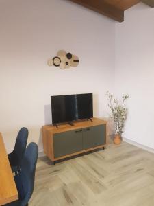 TV a/nebo společenská místnost v ubytování Endrit Accommodation