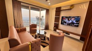 Televisor o centre d'entreteniment de 1BHK Suite with Valley View, Ora Vue