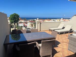 een terras met een tafel en stoelen op een balkon bij Paraiso Ocean View in Palm-mar