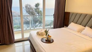 Llit o llits en una habitació de 1BHK Suite with Valley View, Ora Vue