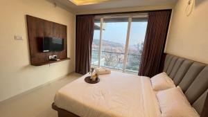 Llit o llits en una habitació de 1BHK Suite with Valley View, Ora Vue