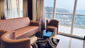 Zona d'estar a 1BHK Suite with Valley View, Ora Vue