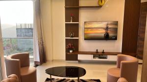TV a/nebo společenská místnost v ubytování 1BHK Suite with Valley View, Ora Vue + 11 fotografií